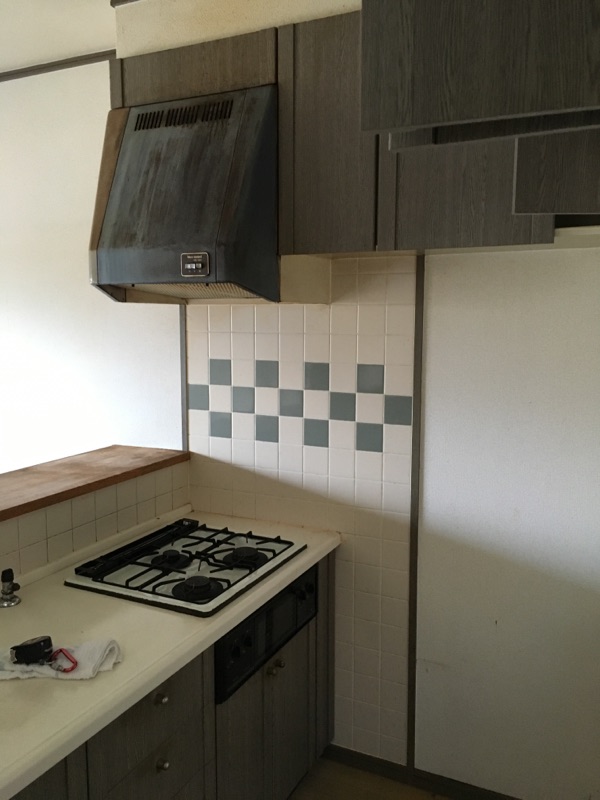 キッチン換気扇取替およびキッチンパネル貼り 施工前